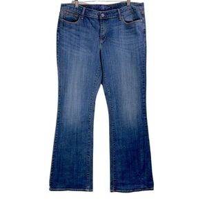 Levi’s women’s slight curve classic boot cut jean 
Size 14/32 color Blue